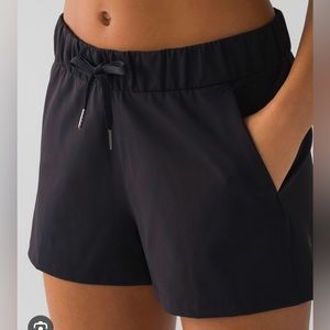 Lululemon Shorts Size 8 On The Fly
Woven 2.5 Inch Inseam In Black Athletic